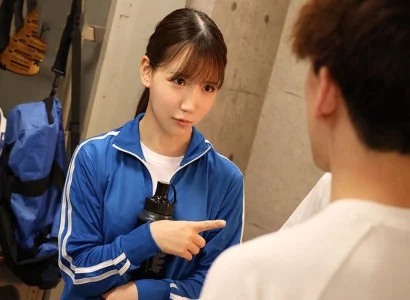 nhóm bạn trong câu lạc bộ bóng đá cùng quan hệ với cô gái xinh trong câu lạc bộ