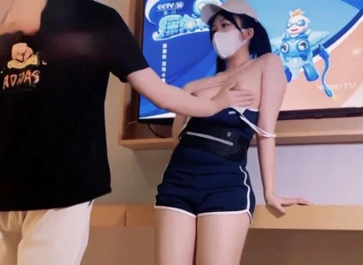 Nhân viên bán TV xinh đẹp và người khách may mắn