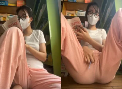 Cô em vừa đọc sách vừa nhét sextoy vào lồn mà vẫn tỉnh bơ