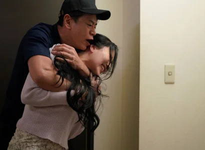 Nữ ca sĩ bị fan cuồng lạm dụng tình dục vì vẻ gợi cảm khó cưỡng