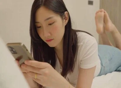 Cô vợ lén lút với anh nhân viên giao hàng