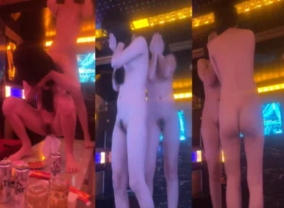 Cô em khiêu vũ thoát y đầy dâm dục trong phòng karaoke