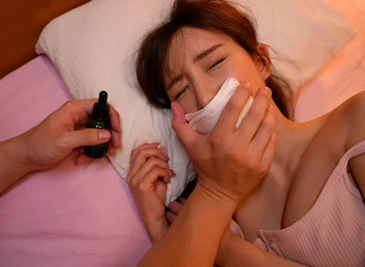 Một kẻ đưa thuốc mê vào cơ thể cô em họ xinh đẹp và quan hệ